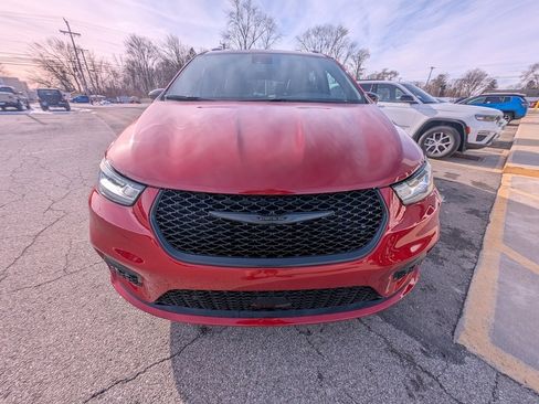 New 2026 Chrysler Pacifica Limited image 9