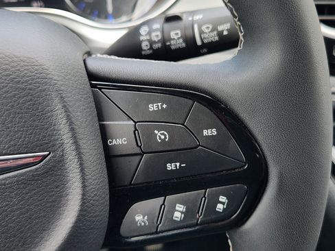 Used 2025 Chrysler Pacifica Limited FWD image 31