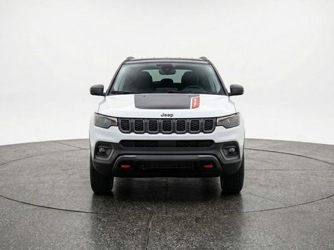 Used 2025 Jeep Compass Trailhawk image 2