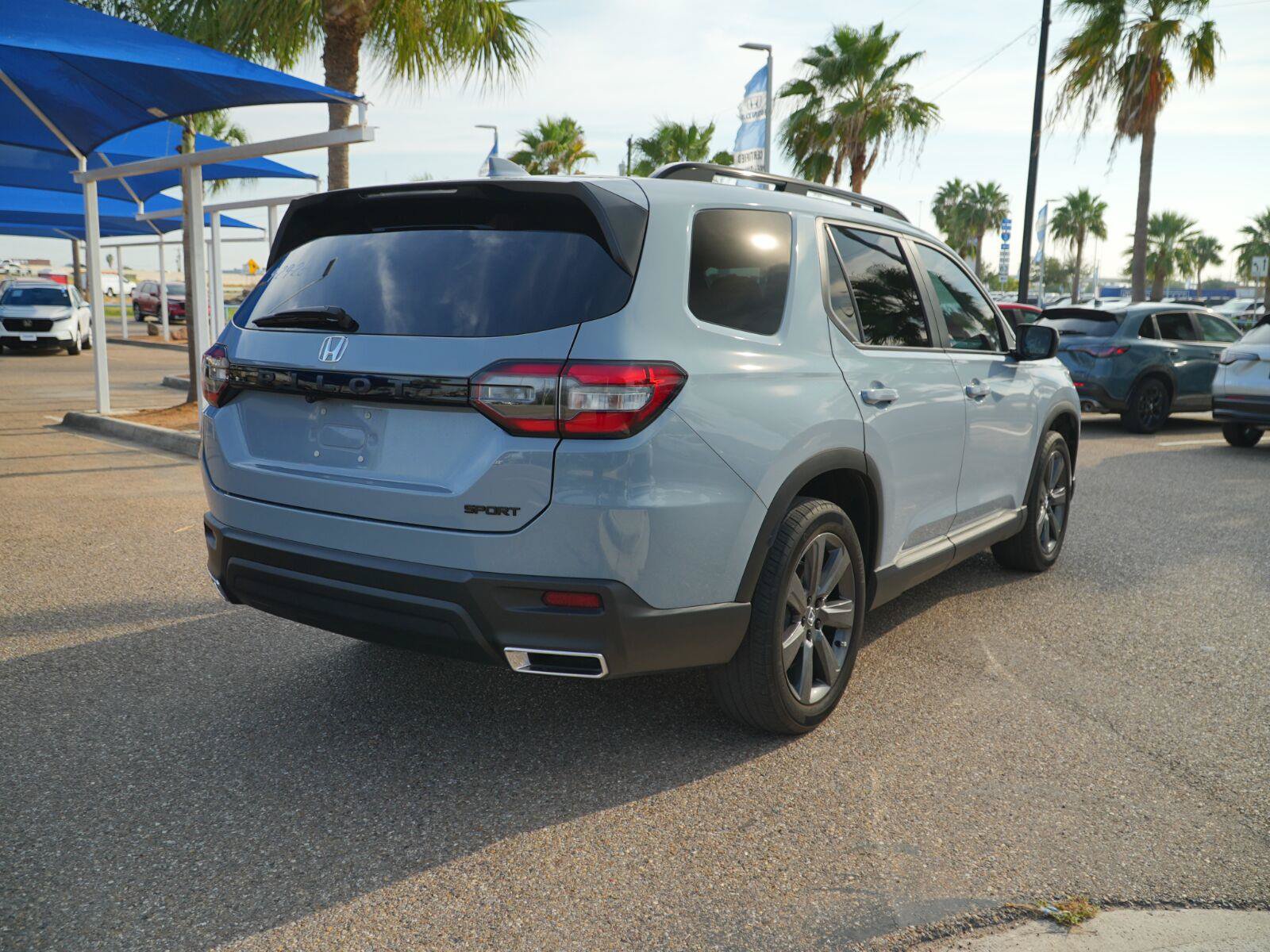 Used 2025 Honda Pilot Sport image 6