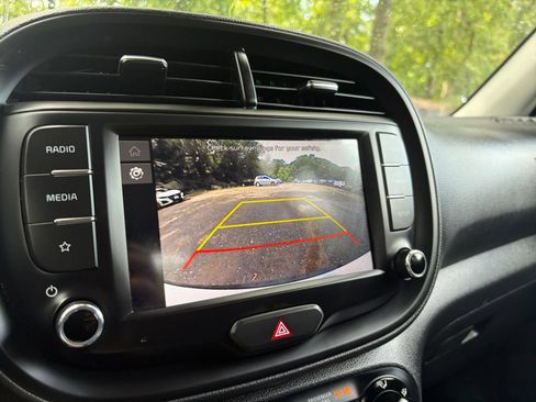 Used 2025 Kia Soul LX w/ LX Technology Package FWD image 22