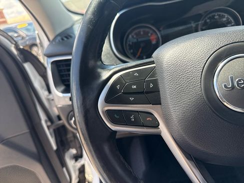Used 2019 Jeep Cherokee Latitude Plus FWD image 16