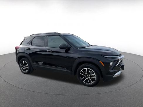 Used 2025 Chevrolet TrailBlazer LT image 2