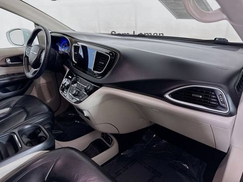 Used 2017 Chrysler Pacifica Touring-L FWD image 28