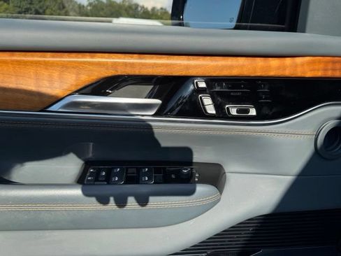 Used 2022 Jeep Grand Wagoneer Series III AWD/4WD image 25