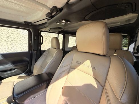 Used 2019 Jeep Wrangler Unlimited Sahara AWD/4WD image 14