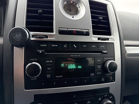 Used 2010 Chrysler 300 Touring image 18