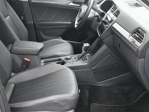 Used 2023 Volkswagen Tiguan SE AWD/4WD image 10