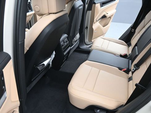 New 2025 Porsche Cayenne E-Hybrid AWD/4WD image 22