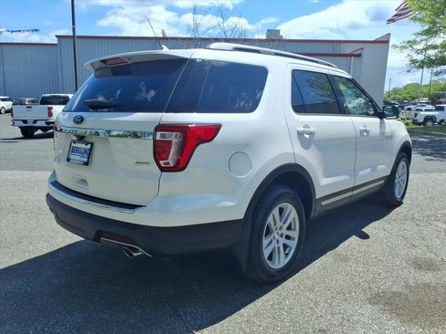 Used 2018 Ford Explorer XLT w/ Equipment Group 202A AWD/4WD image 4