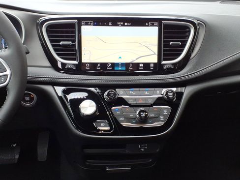 New 2027 Chrysler Pacifica Select w/ Family Tech Group AWD/4WD image 8
