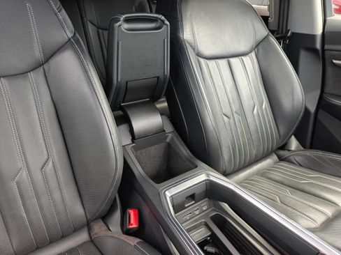 Used 2019 Audi e-tron Prestige w/ Prestige Package AWD/4WD image 65