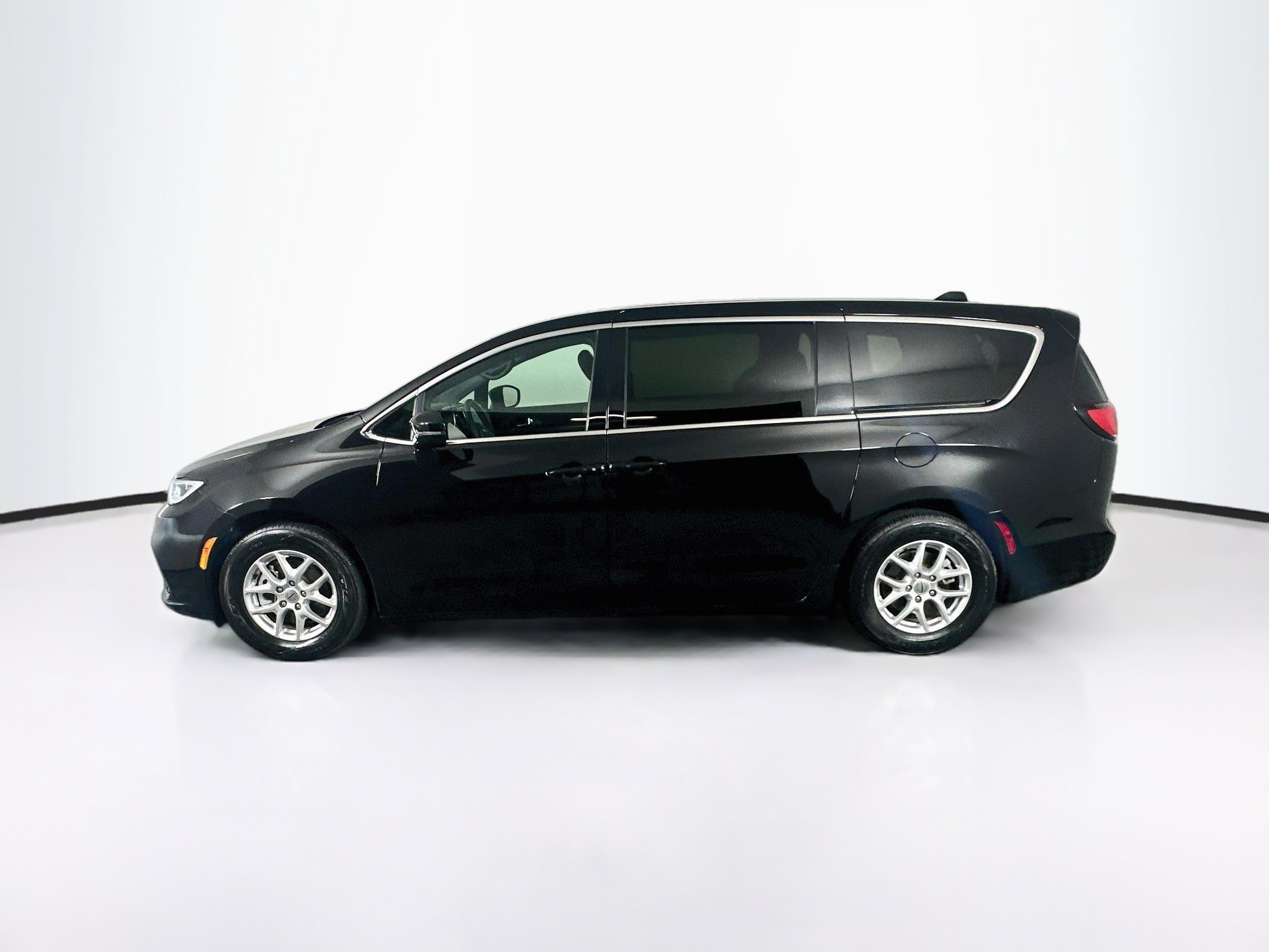Used 2025 Chrysler Pacifica Select FWD image 4