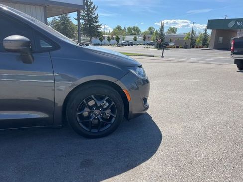 Used 2020 Chrysler Pacifica Touring-L w/ S Appearance Package FWD image 17