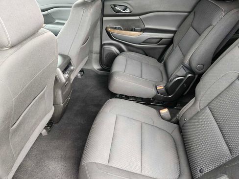 Used 2023 GMC Acadia SLE image 30