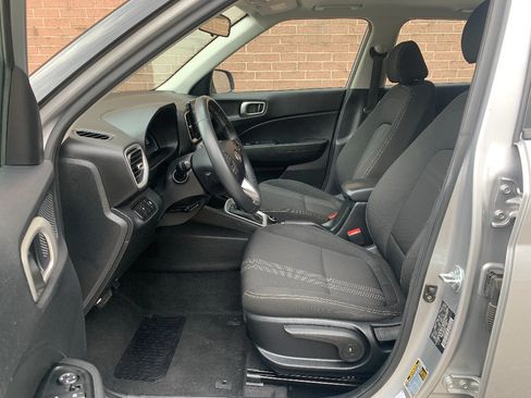 Used 2025 Hyundai Venue SEL FWD image 12