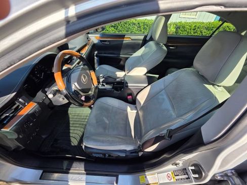 Used 2014 Lexus ES 300h w/ Luxury Package w/Bamboo Trim FWD image 13
