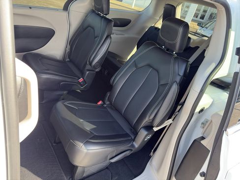 Used 2024 Chrysler Pacifica Touring-L image 13