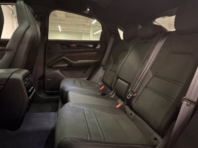 Certified 2026 Porsche Cayenne GTS AWD/4WD image 33