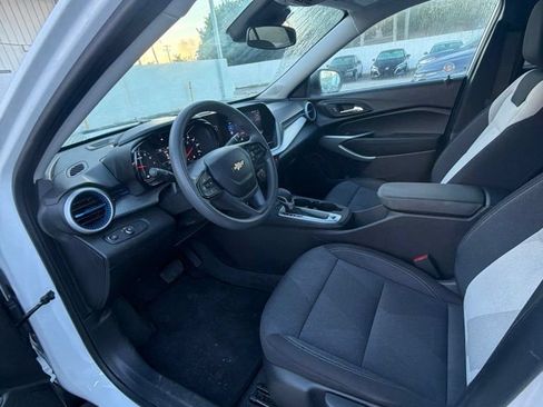 Used 2025 Chevrolet Trax LS FWD image 5