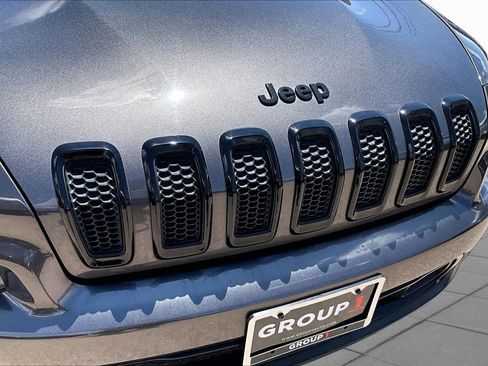 Used 2018 Jeep Cherokee Latitude w/ Altitude Package FWD image 28