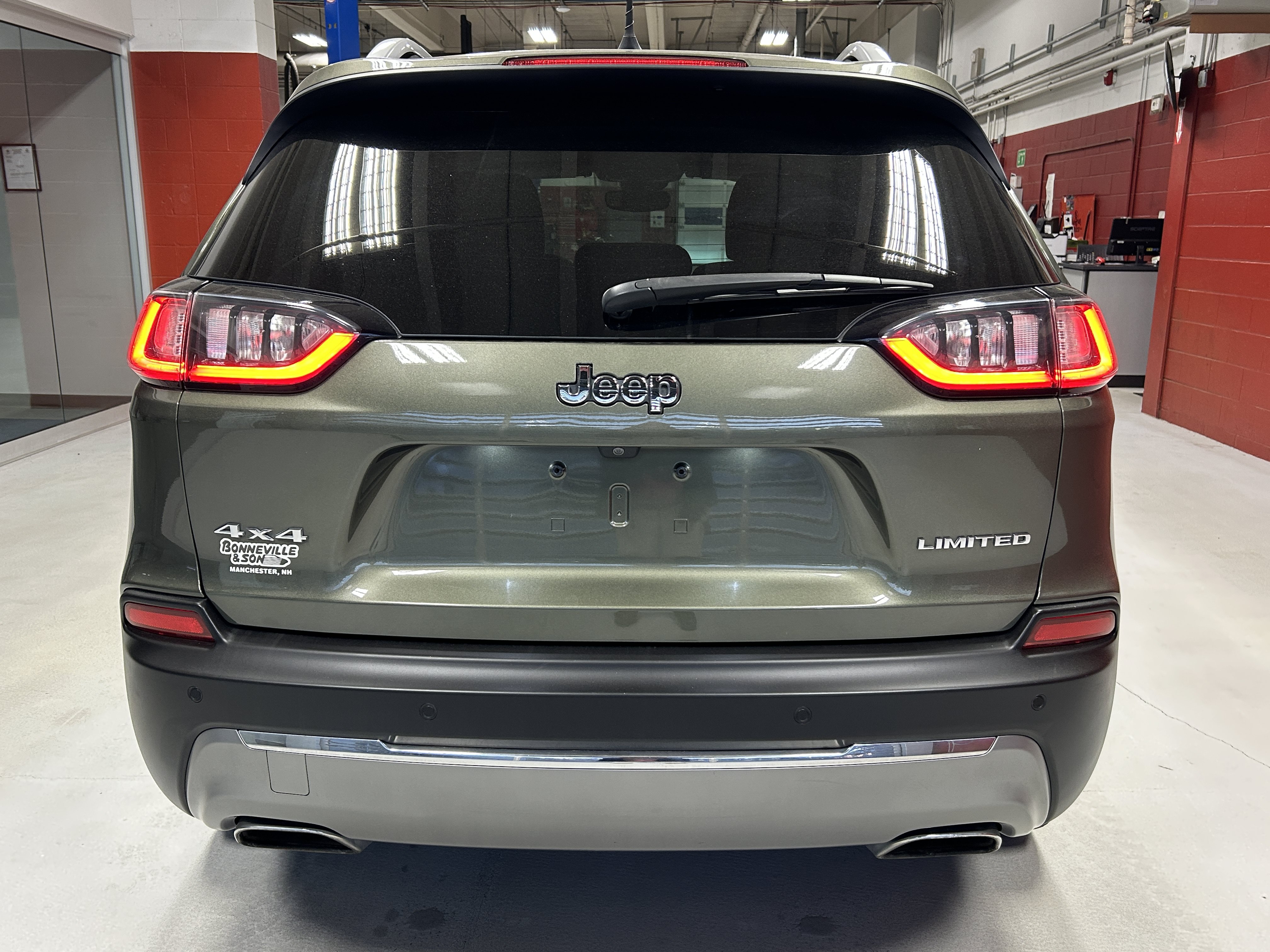 Used 2019 Jeep Cherokee Limited w/ Luxury Group AWD/4WD image 6