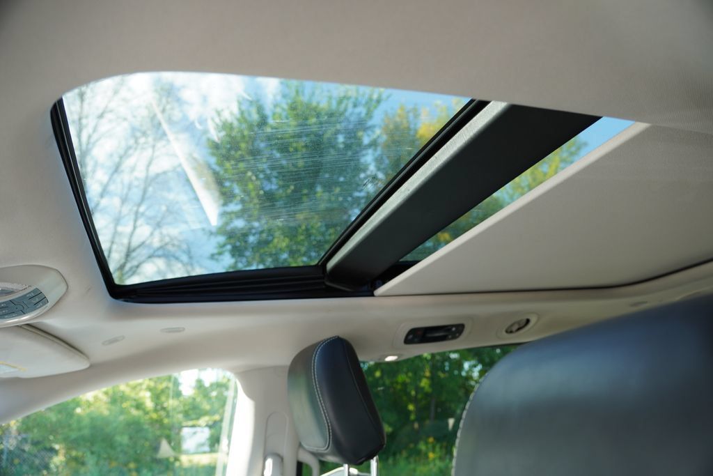 Used 2023 Chrysler Pacifica Limited FWD image 5