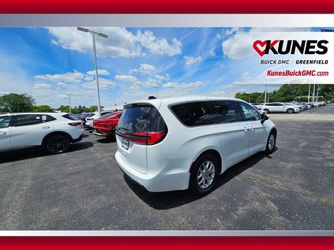 Used 2023 Chrysler Pacifica Touring-L FWD image 5