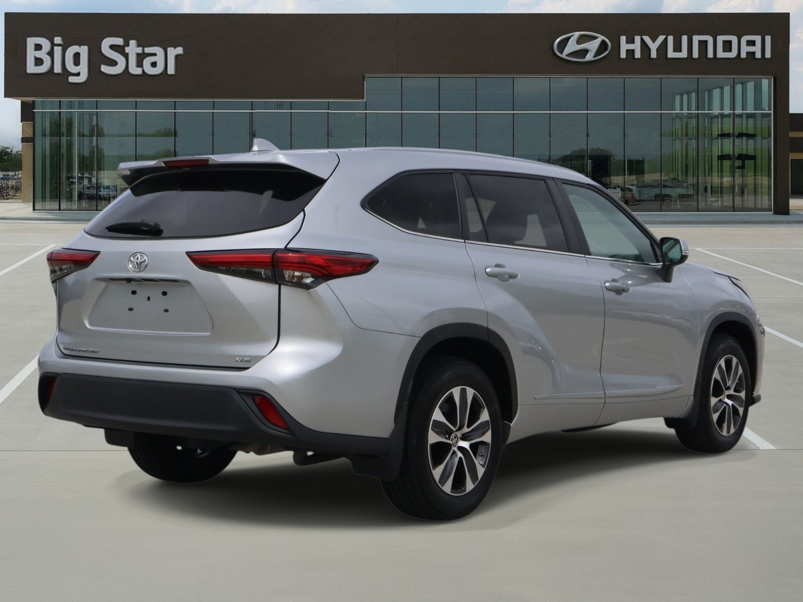 Used 2023 Toyota Highlander XLE FWD image 4