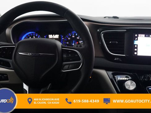 Used 2023 Chrysler Voyager LX FWD image 5