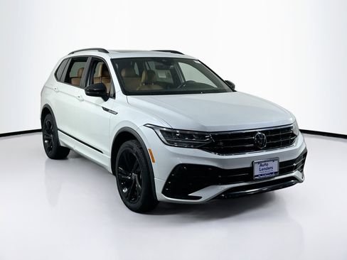 Used 2023 Volkswagen Tiguan SE R-Line AWD/4WD image 3