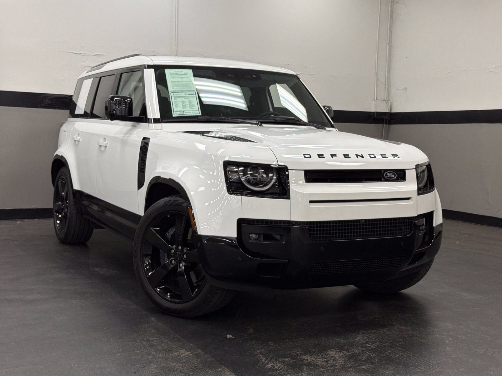 Used 2026 Land Rover Defender 110 X-Dynamic SE AWD/4WD image 2