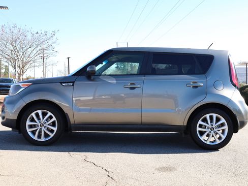Used 2017 Kia Soul + image 2