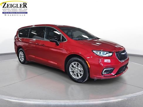 New 2026 Chrysler Pacifica Select image 3