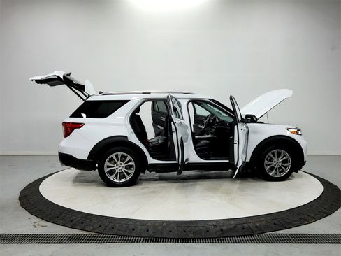 Used 2024 Ford Explorer Limited image 16