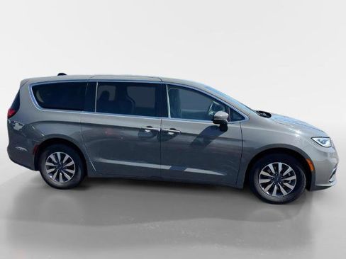 Used 2023 Chrysler Pacifica Touring-L FWD image 2