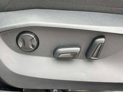 Used 2023 Volkswagen Tiguan SE image 7