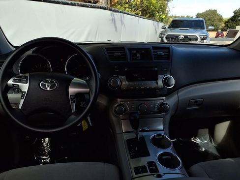 Used 2012 Toyota Highlander FWD image 19