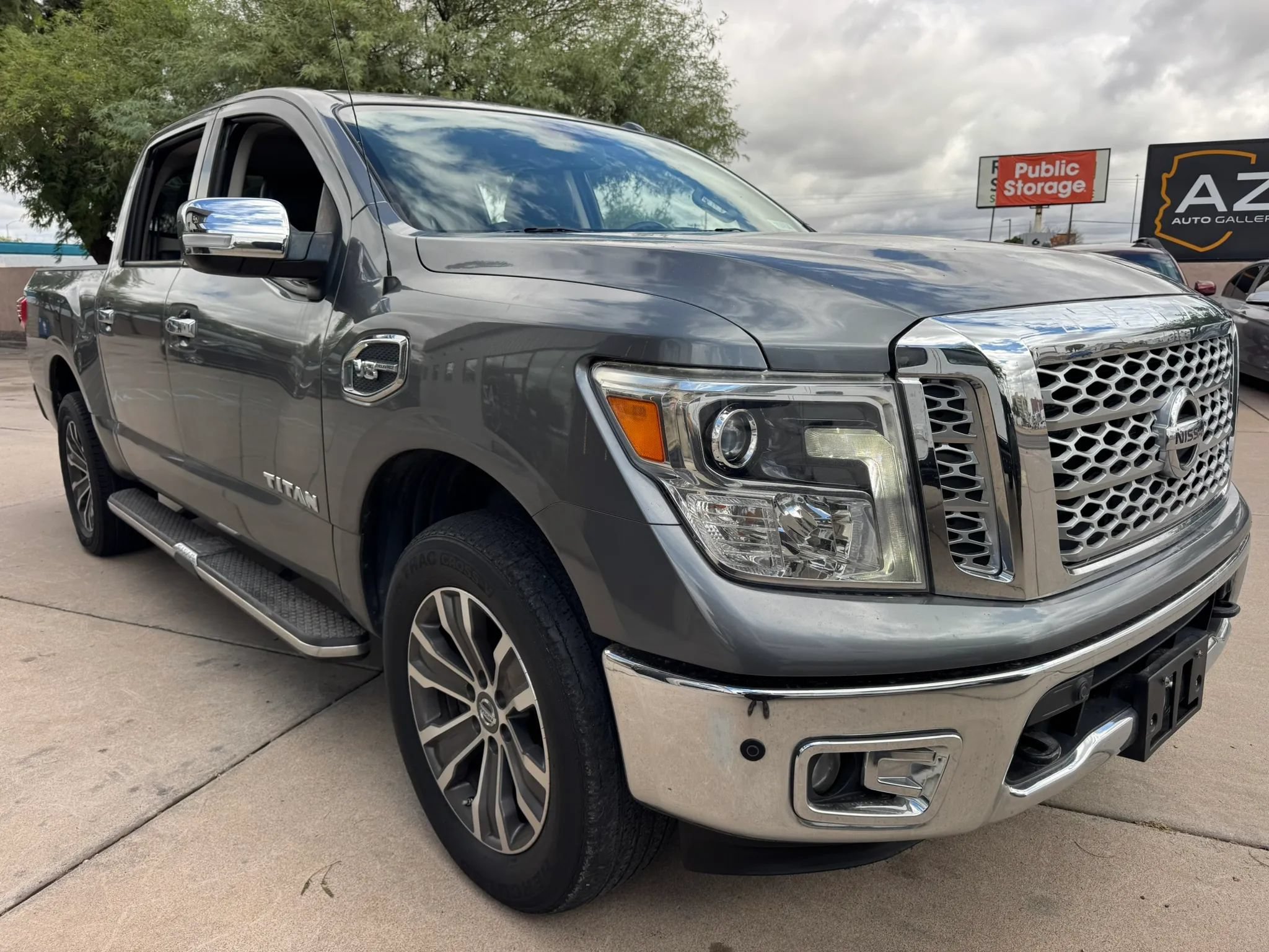 Used 2017 Nissan Titan SL AWD/4WD image 3