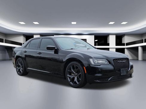 Used 2023 Chrysler 300 Touring w/ Sport Appearance Package image 8