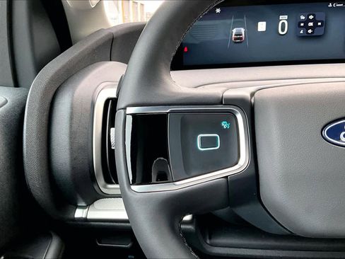 Used 2025 Ford Expedition Active image 23