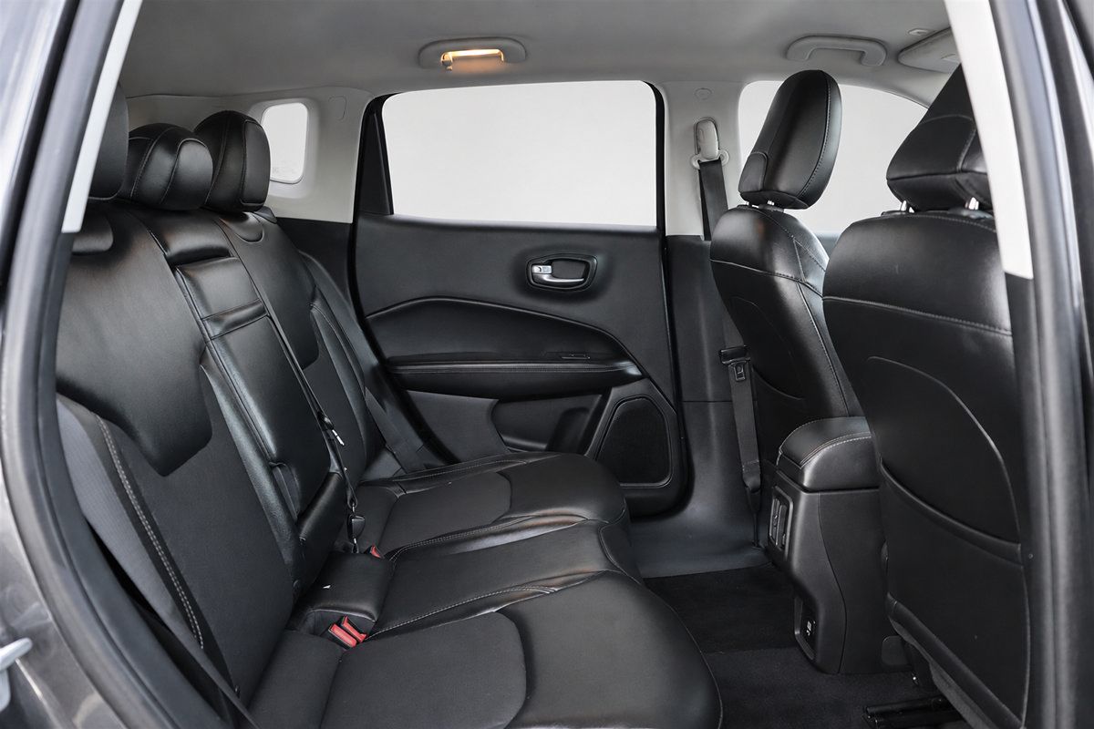 Used 2018 Jeep Compass Latitude FWD image 14