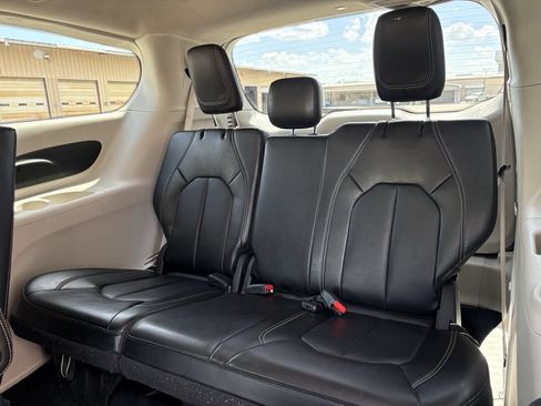 Used 2024 Chrysler Pacifica Limited FWD image 25