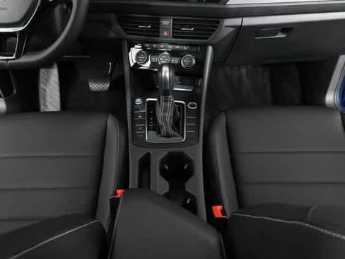 Used 2021 Volkswagen Jetta SE w/ SE Cold Weather Package image 16