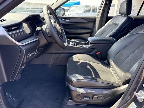 New 2024 Jeep Grand Cherokee Altitude image 19