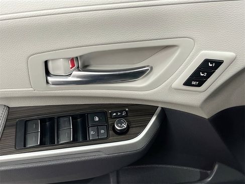Used 2022 Toyota Sienna Limited image 18