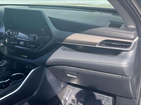 Used 2023 Toyota Highlander XLE image 21