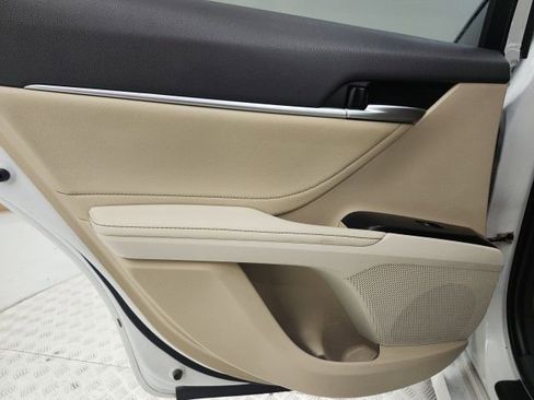 Used 2018 Toyota Camry XLE image 9