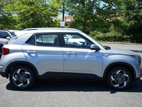 Certified 2025 Hyundai Venue SEL image 4