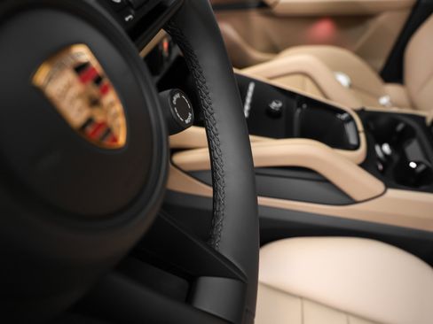 Used 2025 Porsche Cayenne image 32